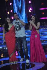 Akshay Kumar, Mona Singh, Ragini Khanna on the sets of Star Ya Rockstar in Famous on 15th Nov 2011 (11).JPG
